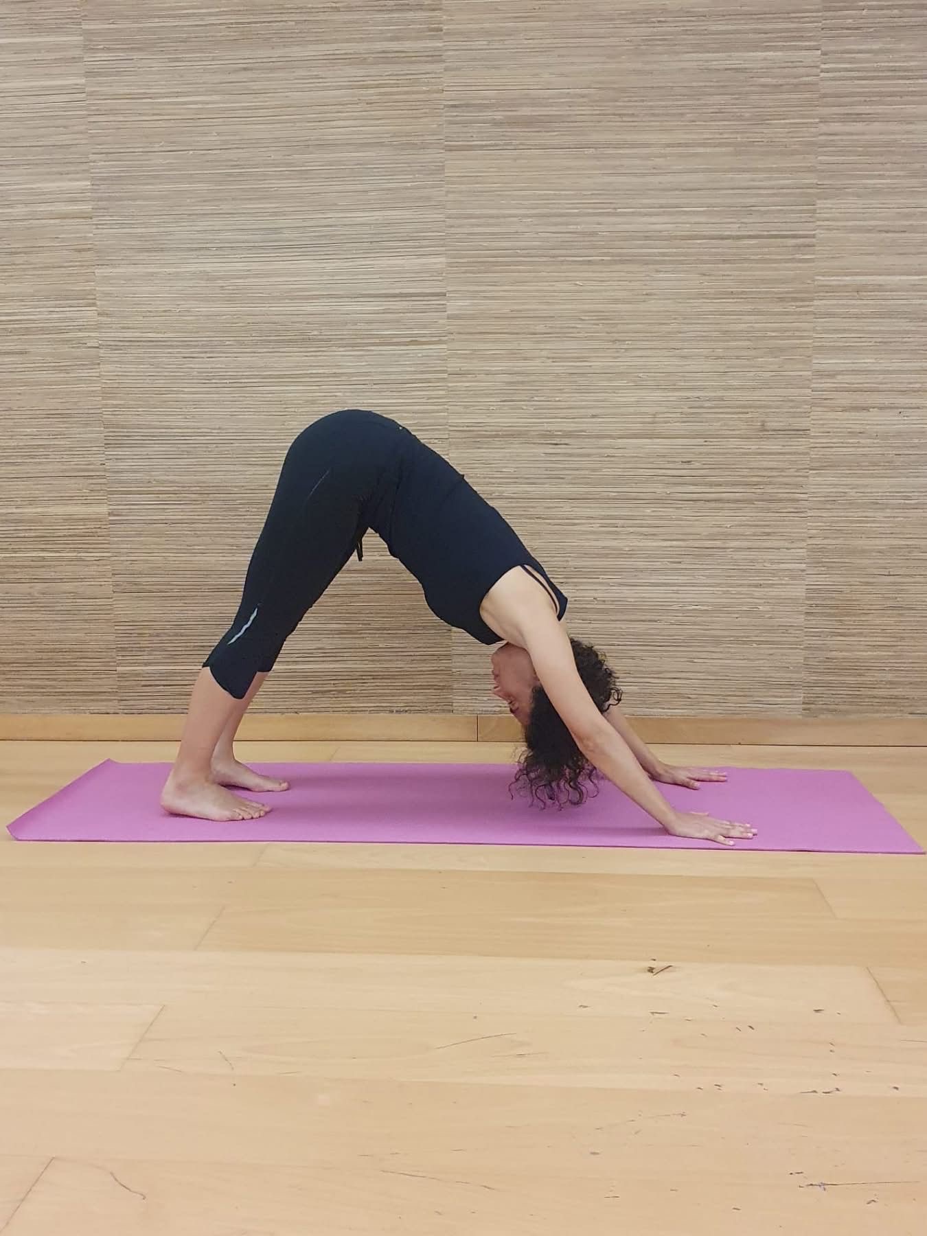 Sandra em postura de cão olhando para baixo (Adho Mukha Svanasana)